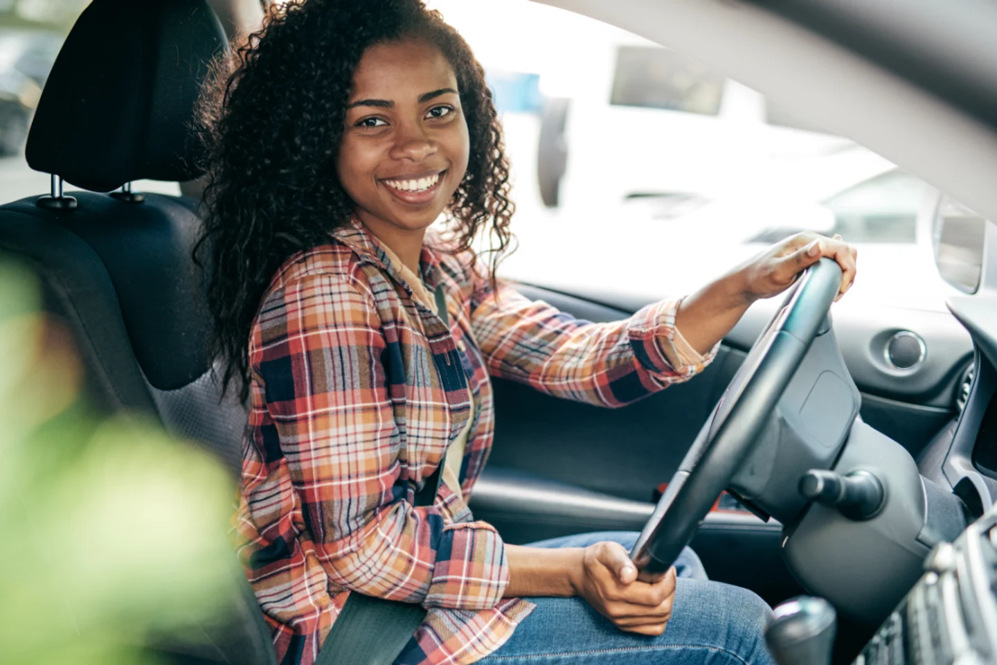 Pessoa ao volante de um carro, imagem associada ao empréstimo com garantia de veículo