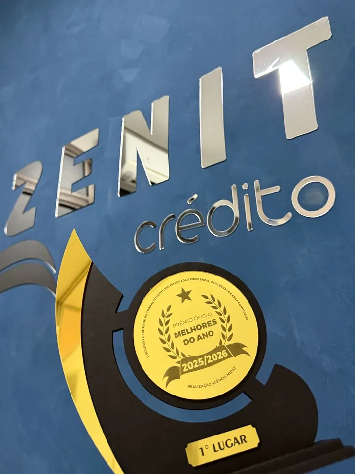 Troféu de premiação exposto no escritório da Zenit Crédito em Campinas